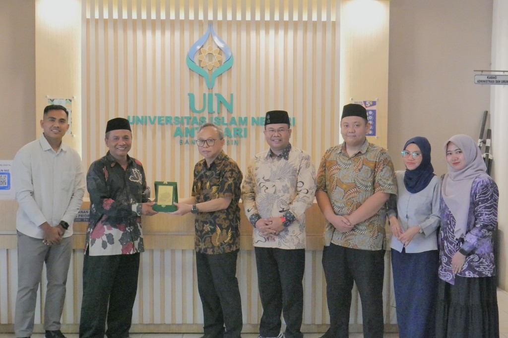 Penyerahan kenang-kenangan kepada tamu dari Jember.