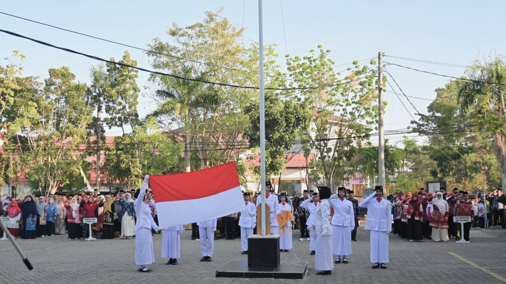 Persiapan pengibaran bendera.