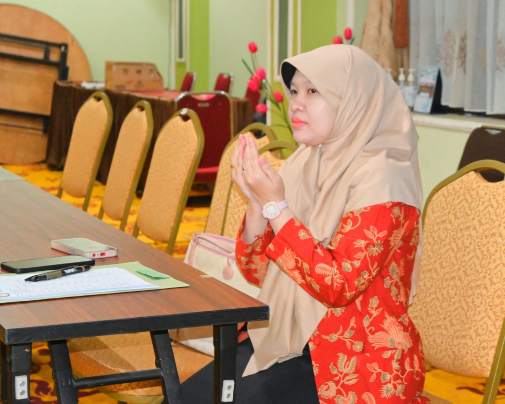 Peserta raker saat khidmat mengikuti pembacaan doa.