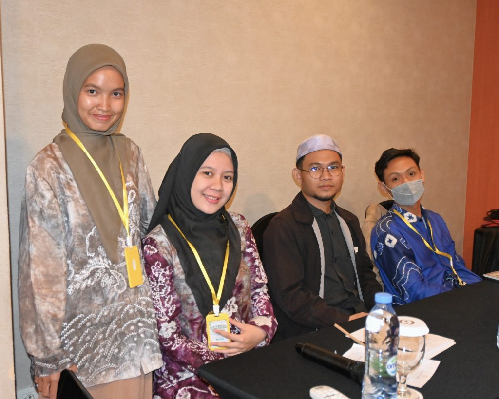 Petugas acara saat berfoto bersama.
