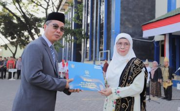 Prof. Dr. H. Akhmad Sagir, M.Ag. saat menerima Tanda Jasa