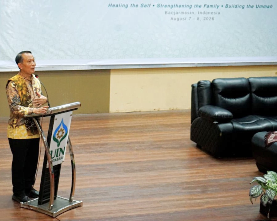 Prof. Dr.Phil. Sahiron Syamsuddin, M.A. saat memberikan pidato kunci.