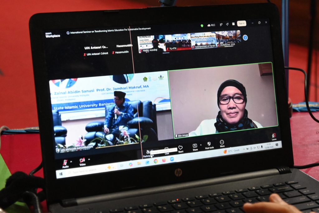 Prof. Etin Anwar, Ph.D. saat menjadi narasumber via daring.