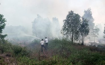 Proses pemadaman yang menyisakan asap (Foto:Dok Bagian Umum)