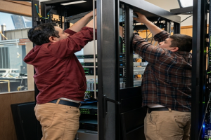 Proses pemasangan 2 server baru. Proses pemasangan 2 server baru.