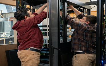 Proses pemasangan 2 server baru.