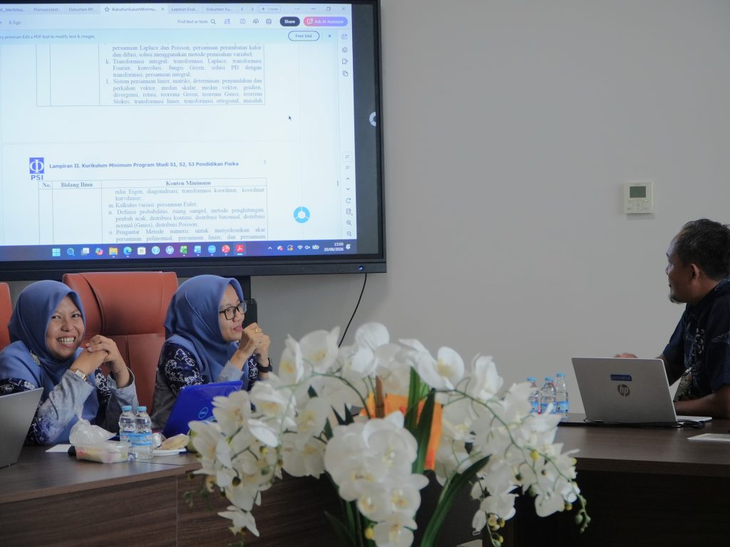 Proses pengembangan kurikulum bersama pakar.