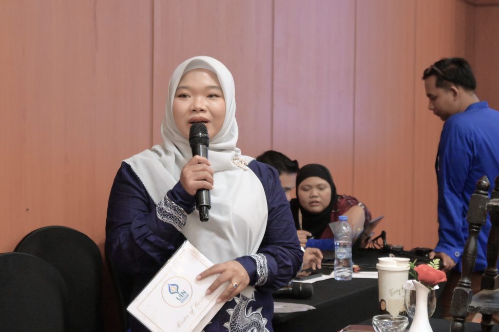 Rahmi Hartati, S.Sos. saat memandu jalannya acara.
