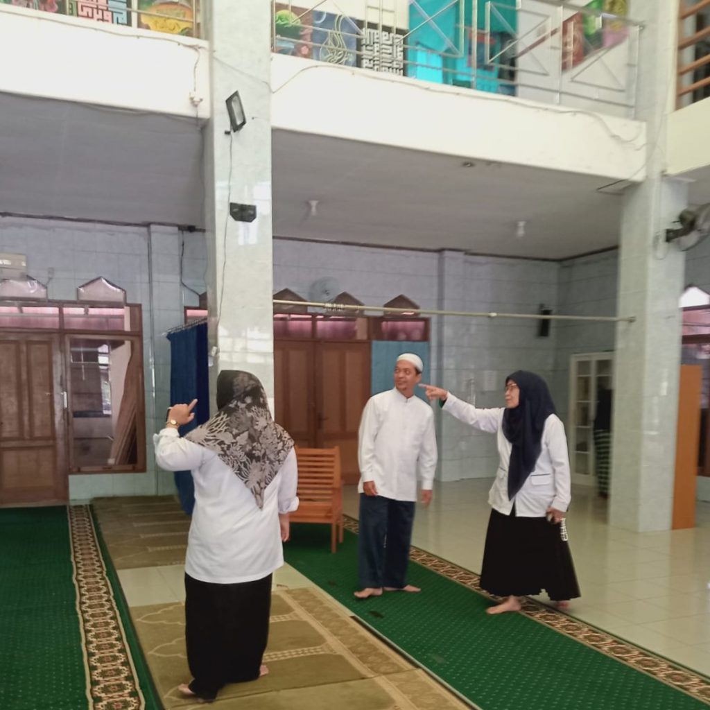 Rektor Prof. Dr. Hj. Nida Mufidah, M.Pd. (kanan) saat hadir di kegiatan Geber Mas (Foto:Dok. Bagian Umum)