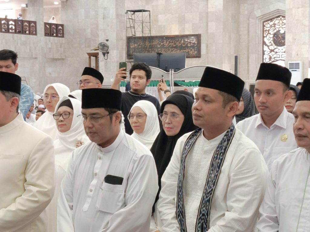 Rektor Prof. Dr. Hj. Nida Mufidah, M.Pd. saat dikukuhkan.