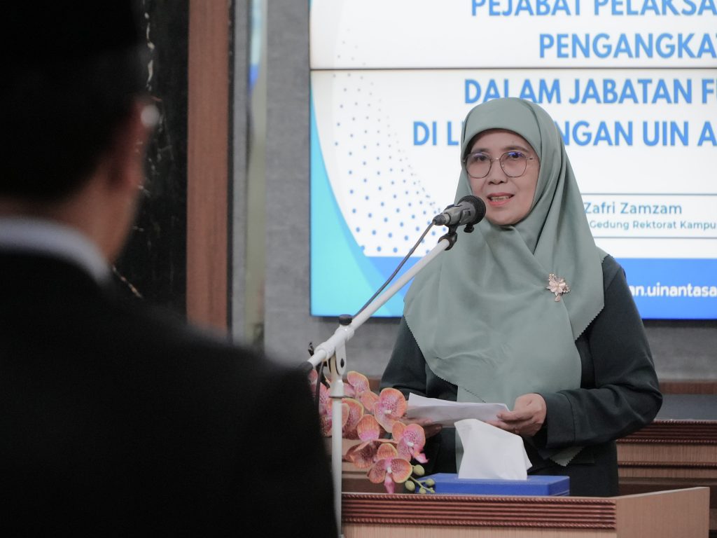 Rektor Prof. Dr. Hj. Nida Mufidah, M.Pd. saat memberikan sambutan.