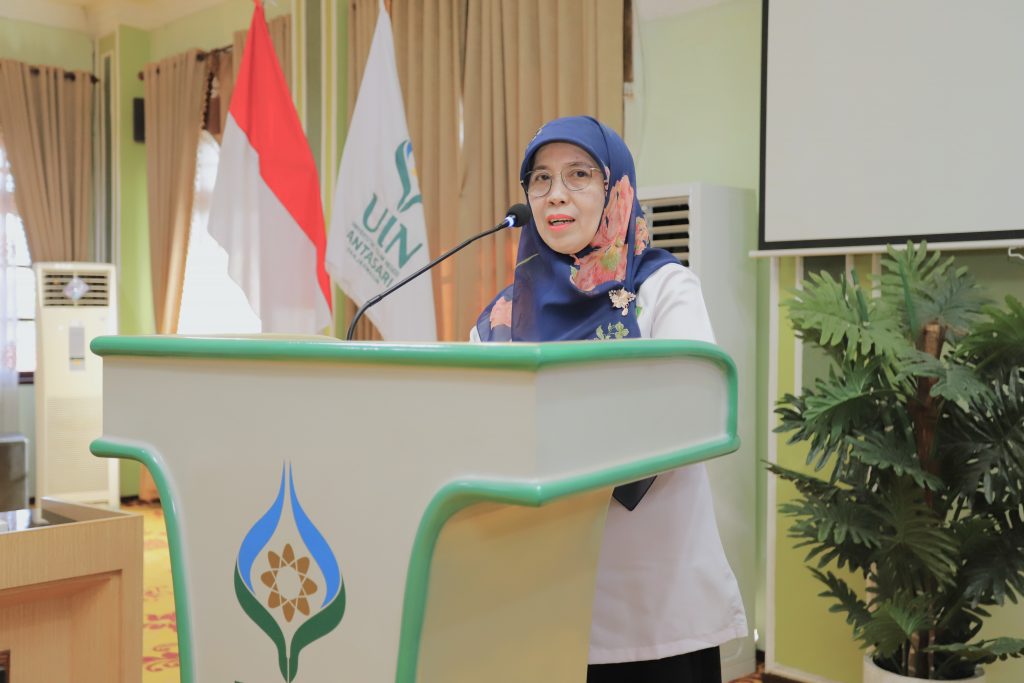 Rektor Prof. Dr. Hj. Nida Mufidah, M.Pd. saat memberikan sambutan.
