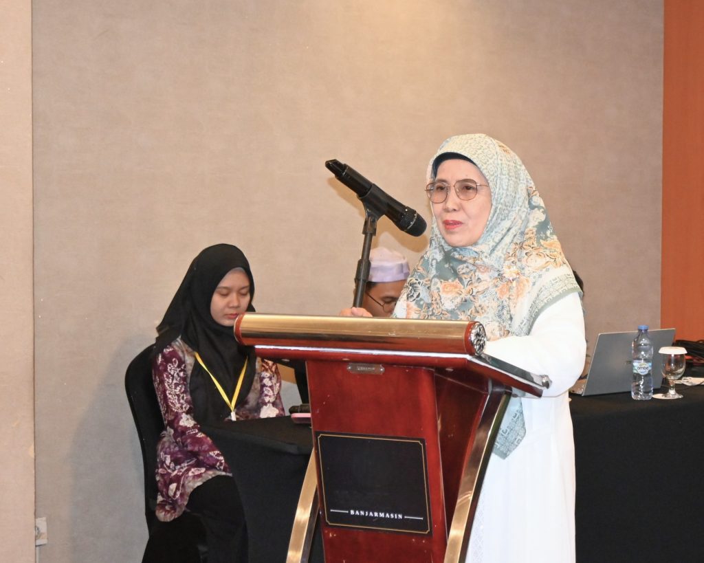 Rektor Prof. Dr. Hj. Nida Mufidah, M.Pd. saat membuka acara.