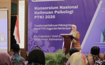 Rektor Prof. Dr. Hj. Nida Mufidah, M.Pd. saat membuka acara.