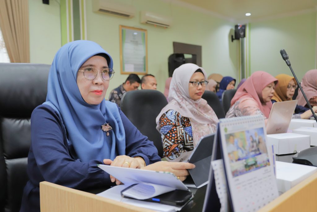 Rektor Prof. Dr. Hj. Nida Mufidah, M.Pd. saat mengikuti acara.