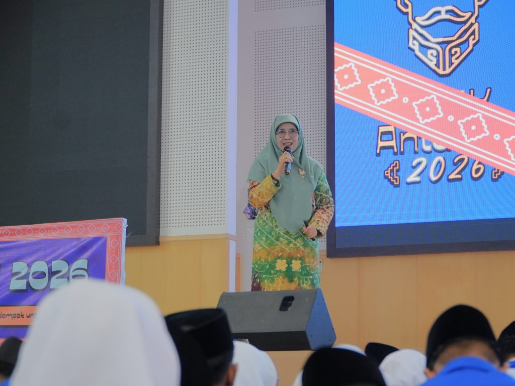 Rektor Prof. Dr. Hj. Nida Mufidah, M.Pd. saat menjadi narasumber.