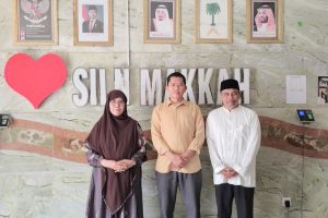 Rektor Prof. Dr. Hj. Nida Mufidah saat berada di Sekolah Indonesia Makkah (Foto:Istimewa) Rektor Prof. Dr. Hj. Nida Mufidah saat berada di Sekolah Indonesia Makkah (Foto:Istimewa)