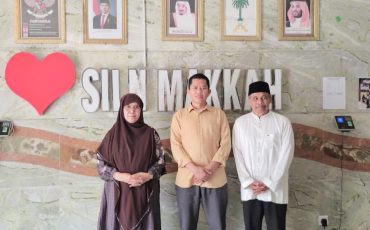 Rektor Prof. Dr. Hj. Nida Mufidah saat berada di Sekolah Indonesia Makkah (Foto:Istimewa)