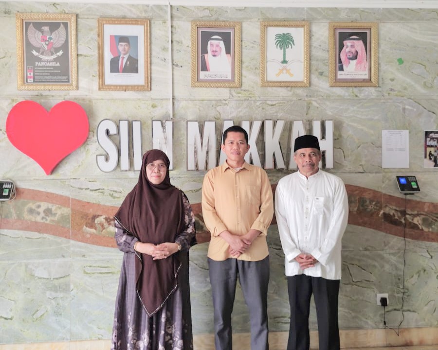 Rektor Prof. Dr. Hj. Nida Mufidah saat berada di Sekolah Indonesia Makkah (Foto:Istimewa)