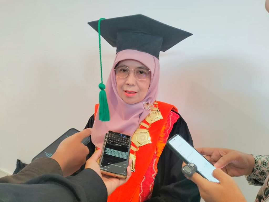 Rektor saat diwawancara para awak media (Foto:Dok. Habardigital)