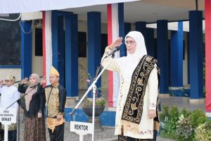 Rektor saat menjadi pembina apel.