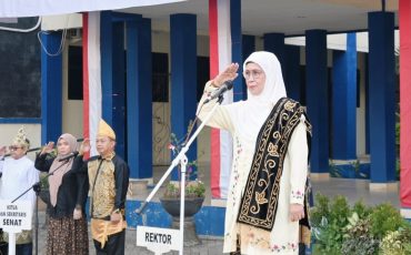 Rektor saat menjadi pembina apel.