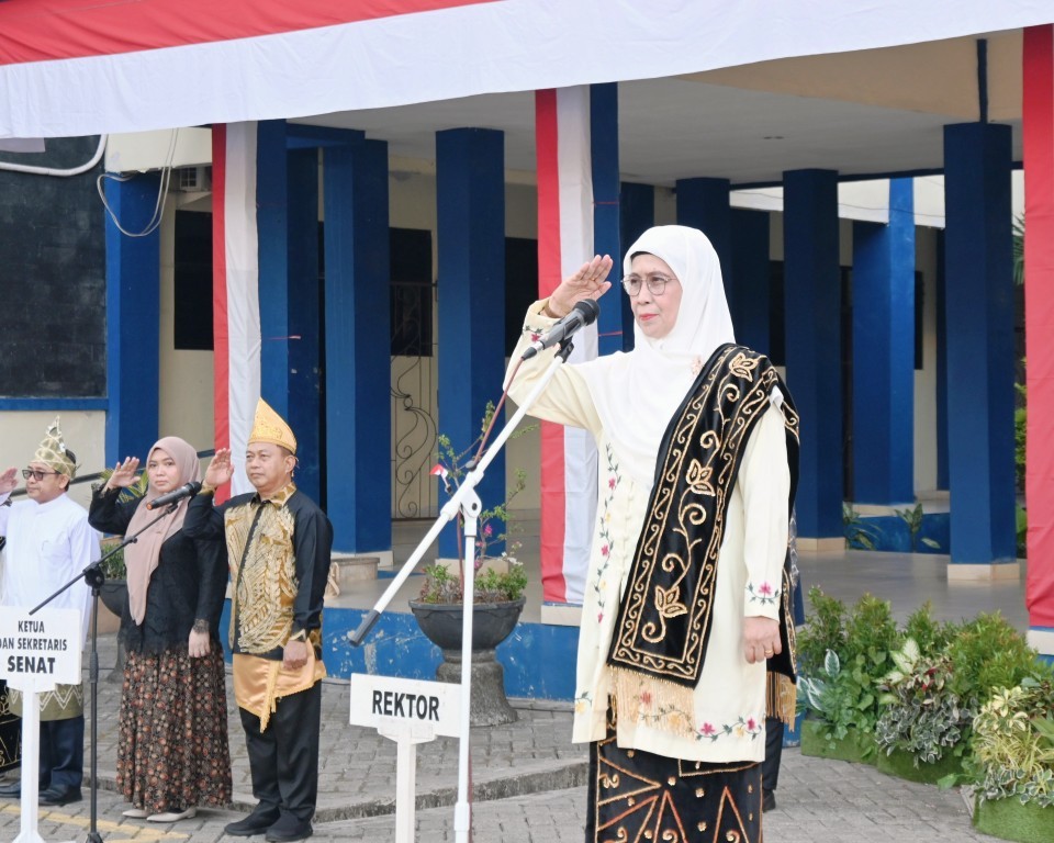 Rektor saat menjadi pembina apel.