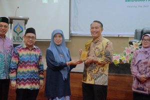Rektor saat menyerahkan cendera mata.
