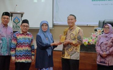 Rektor saat menyerahkan cendera mata.