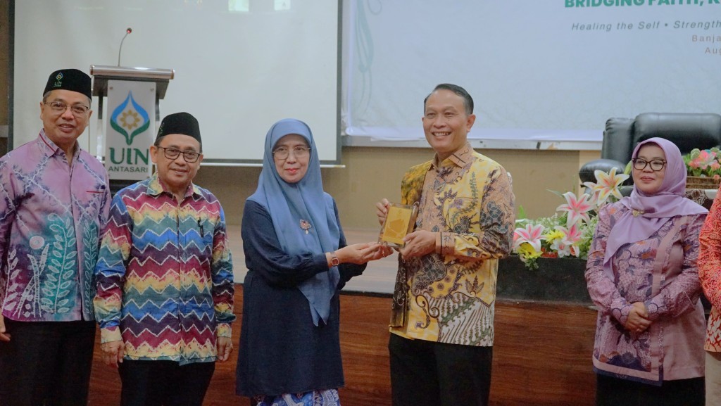 Rektor saat menyerahkan cendera mata.