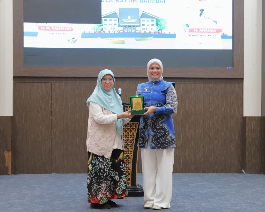 Rektor saat menyerahkan kenang-kenangan.