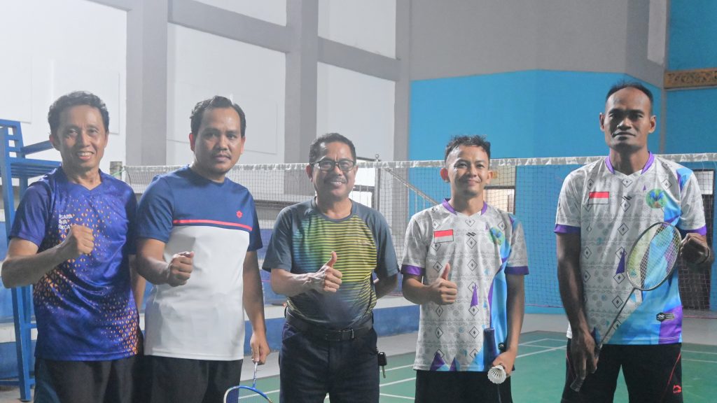 Rusmadi, S.Ag., M.M. (tengah) saat berfoto bersama dengan kedua tim sebelum berlaga.