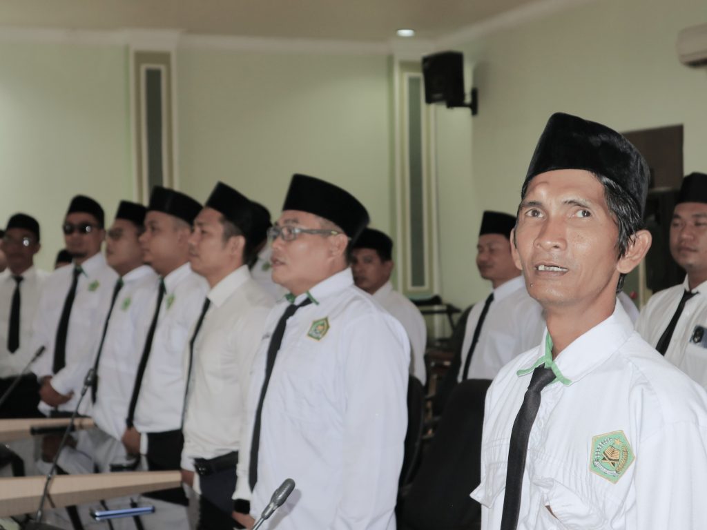 Sabrun Jamil (kanan) saat mengikuti pembukaan.