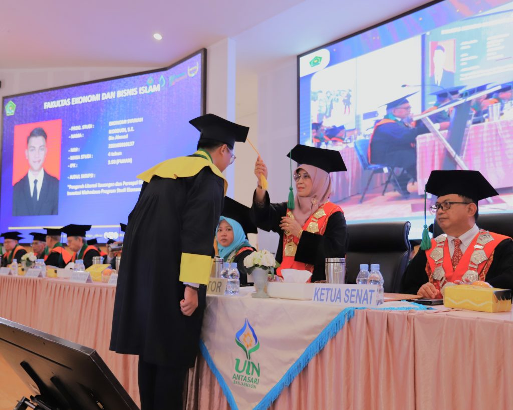 Salah satu mahasiswa terbaik saat diwisuda Rektor (Foto:Humas/Rudy Hr)