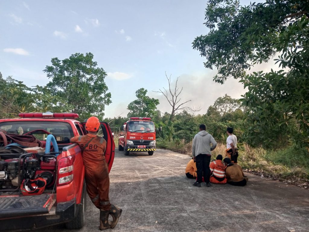 Satgas Karhutla dari BPBD saat bersiaga di kampus 2 (Foto:Dok Bagian Umum)