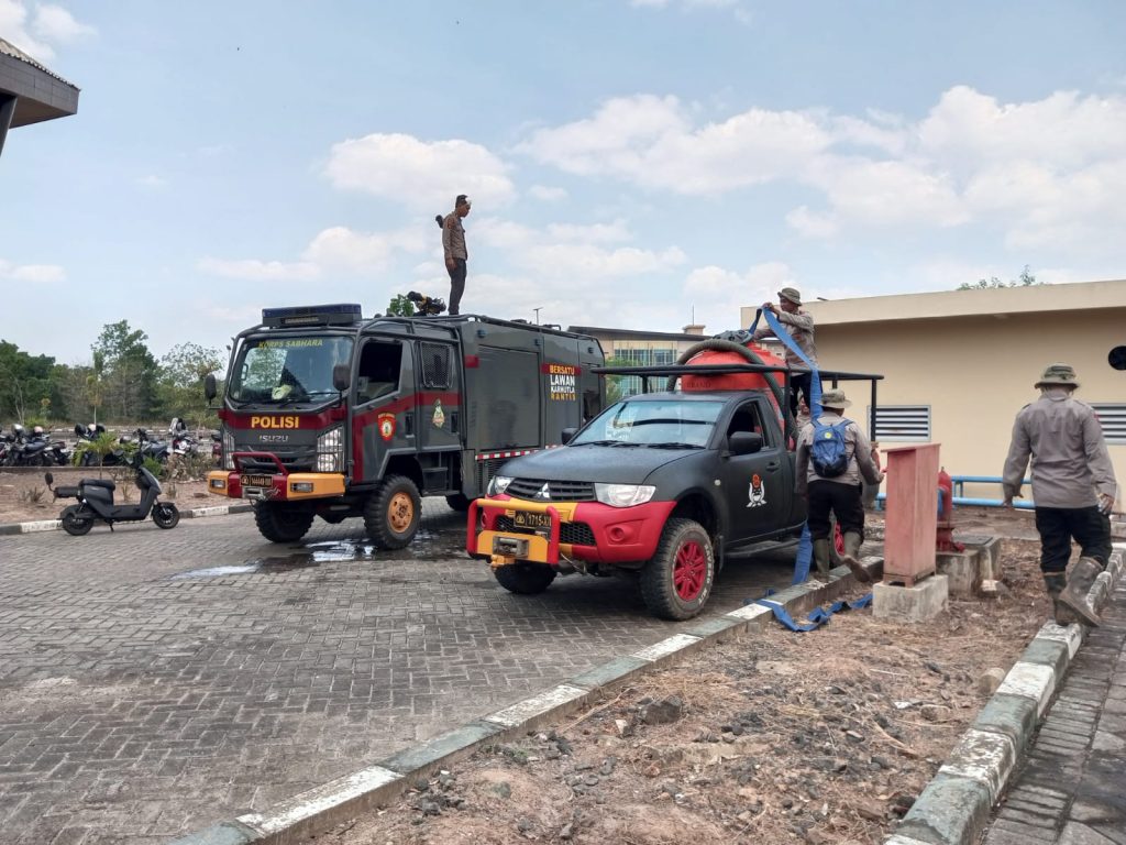 Satgas Karhutla dari Brimob saat bersiaga di Kampus 2 (Foto:Dok Bagian Umum)