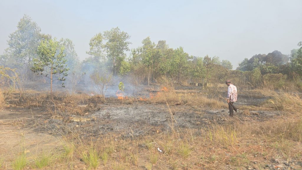 Satgas saat memantau agar api tidak meluas (Foto:Dok. Bagian Umum)