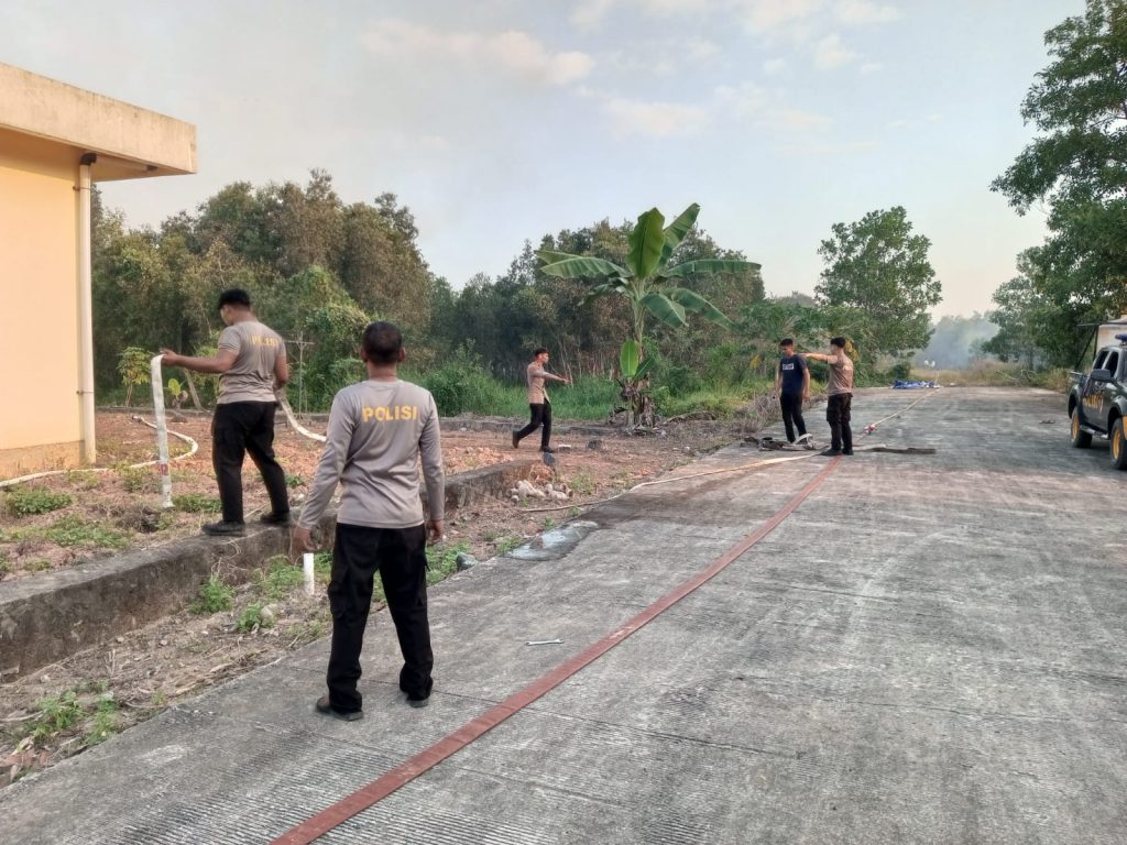 Satgas saat menyambungkan pasokan air (Foto:Dok Bagian Umum)