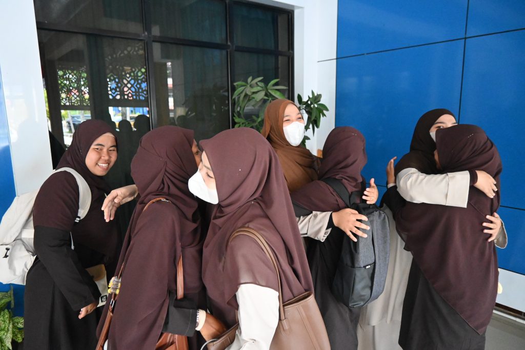 Senior asal Thailand saat menyambut kedatangan mahasiswi baru.