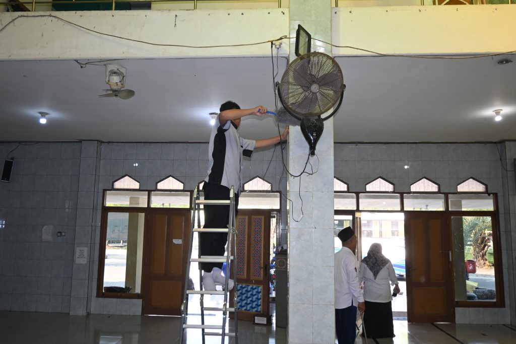 Siswa magang saat ikut membantu membersihkan debu.