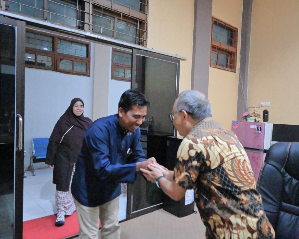 Tamu luar negeri saat disambut Wakil Rektor.