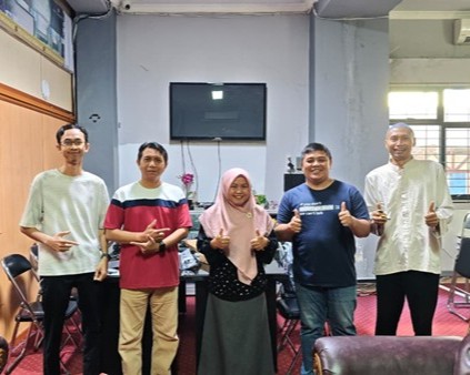 Tim UTIPD UIN Antasari saat berfoto bersama usai lembur.
