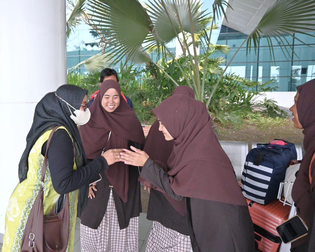 Tim penjemputan saat menyambut mahasiswi baru UIN Antasari asal Thailand.