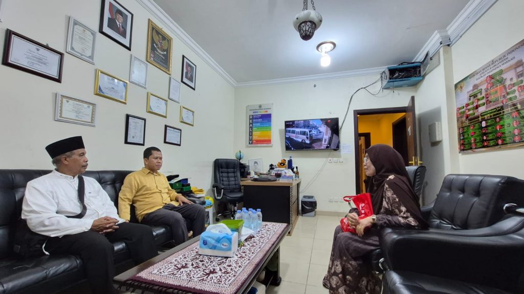 Rektor saat berbincang dengan Kepala Sekolah Indonesia Makkah (Foto:Istimewa)