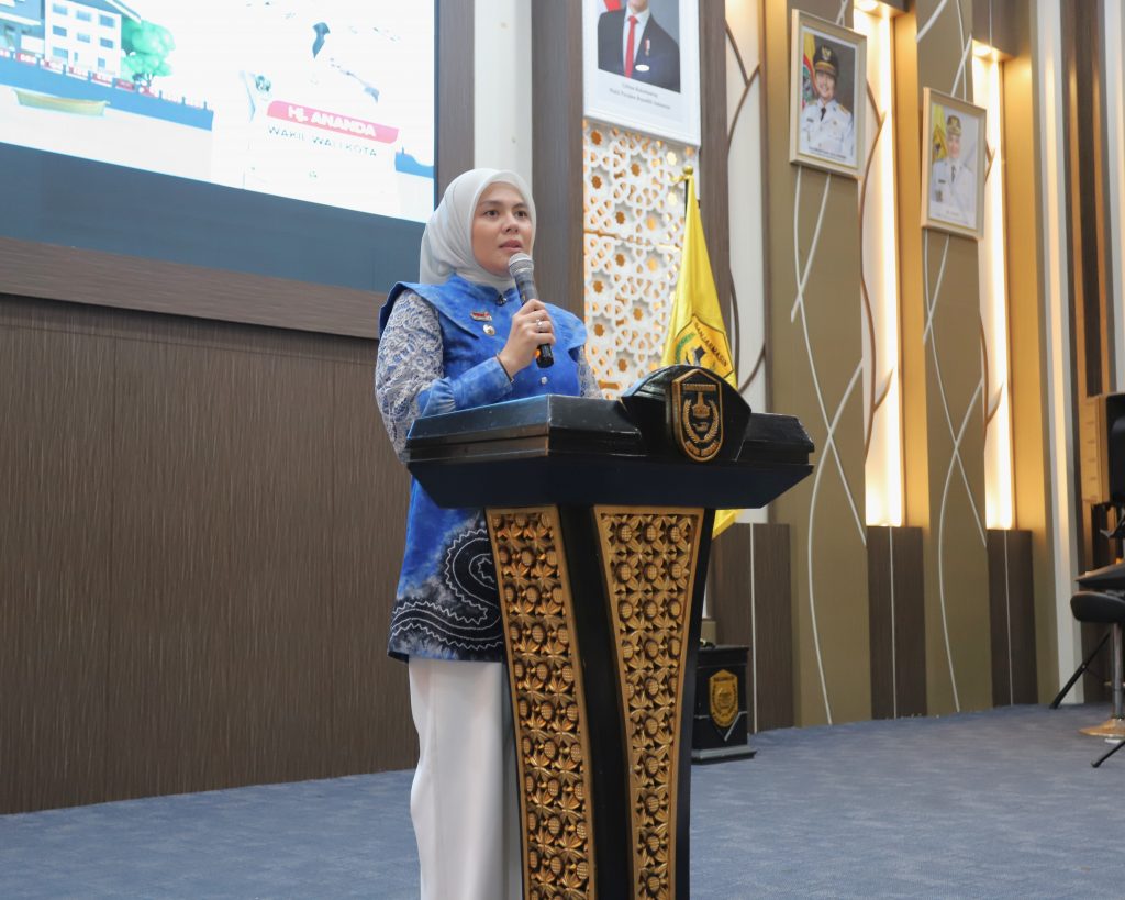 dr. Hj. Ananda saat menyambut para tamu.
