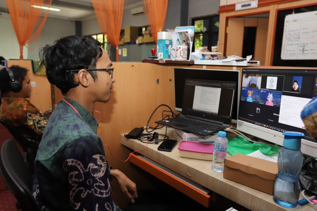 Aulia Akbar Setyogomo, S.Kom. saat serius melayani peserta.