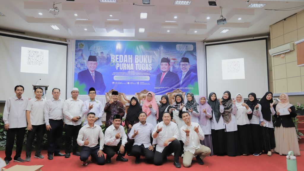 Berfoto bersama panitia.