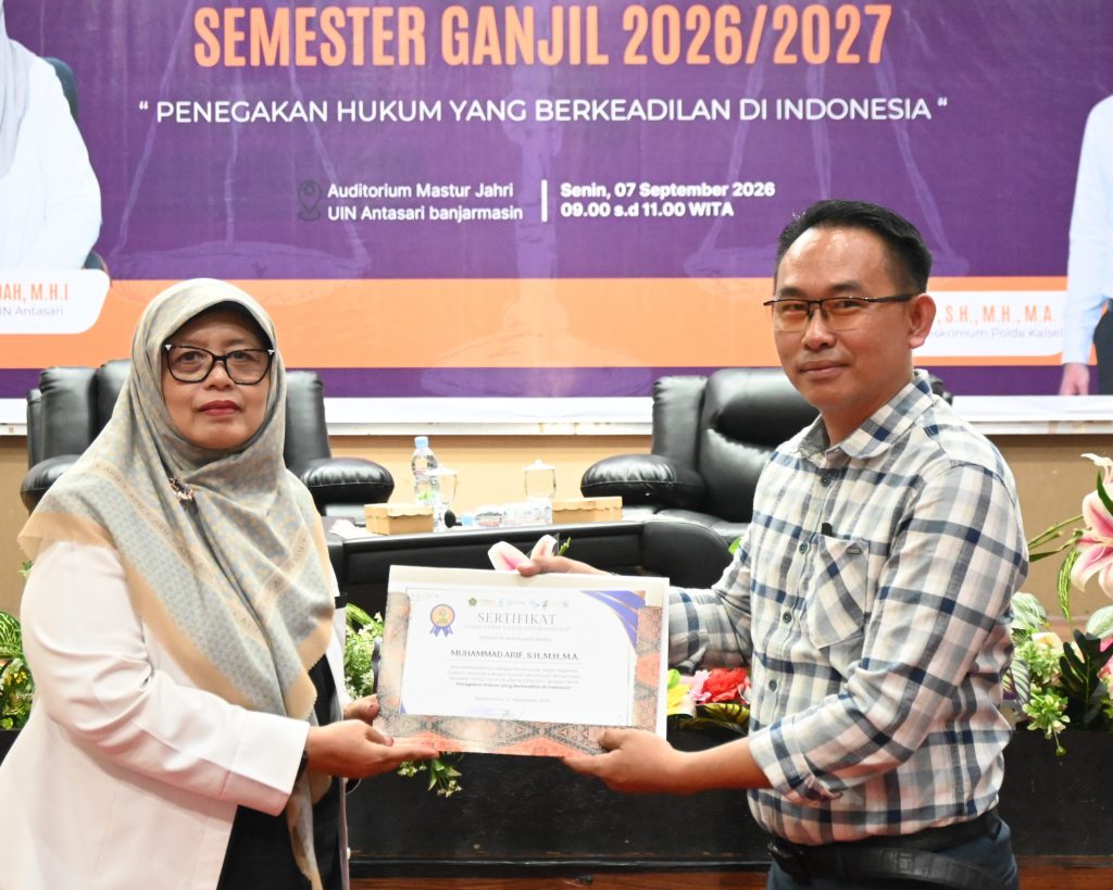 AIPTU Muhammad Arif, S.H., M.H., M.A. saat menerima penghargaan dari Dekan.