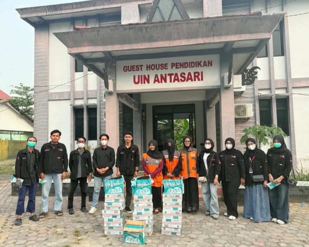 Dema UIN Antasari saat bersiap membagikan masker gratis.
