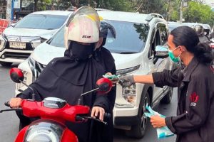 Dema UIN Antasari saat membagikan masker grartis. Dema UIN Antasari saat membagikan masker grartis.
